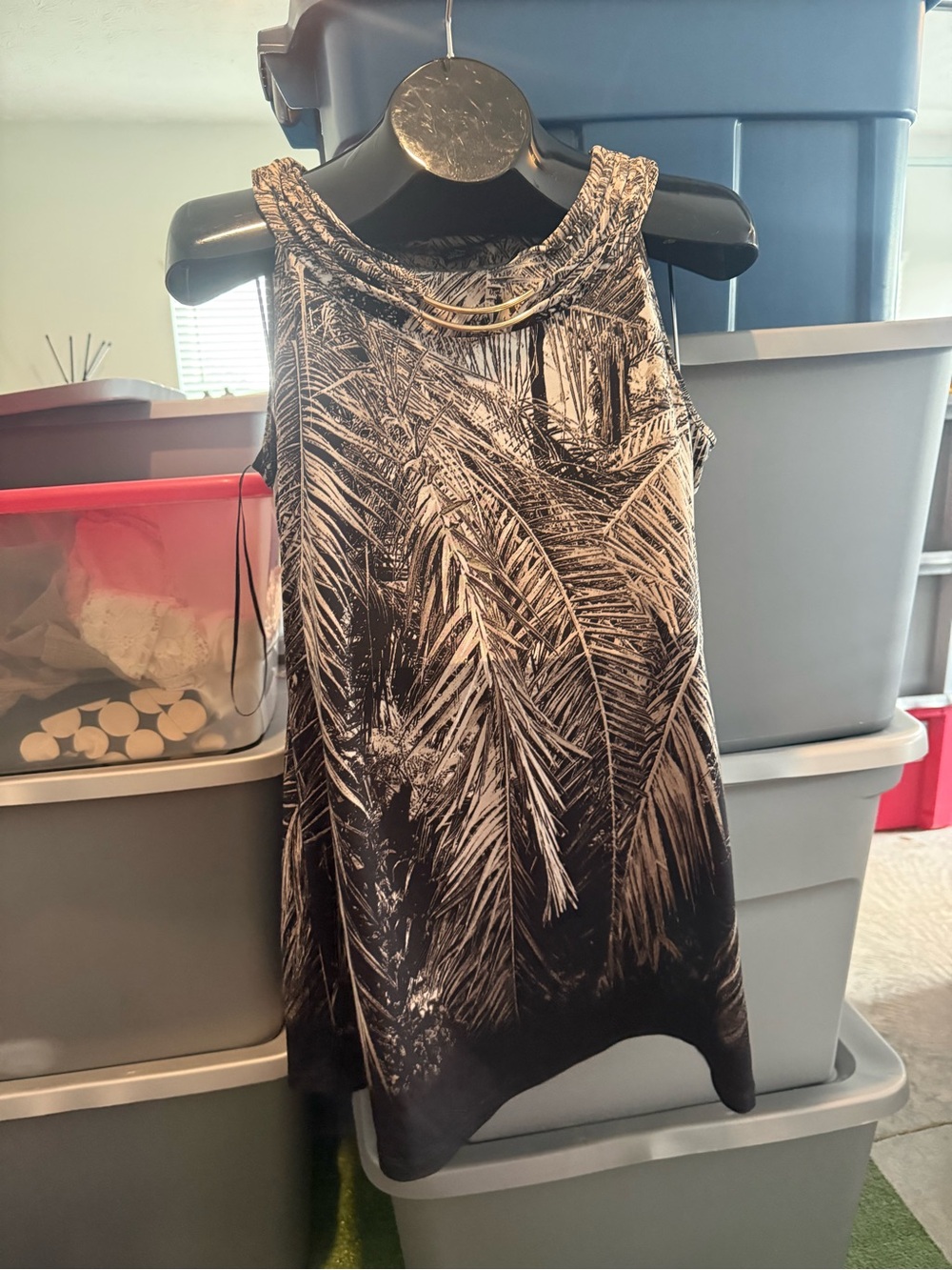 Sleeveless Black and White Palm-Print Shift Top p30
